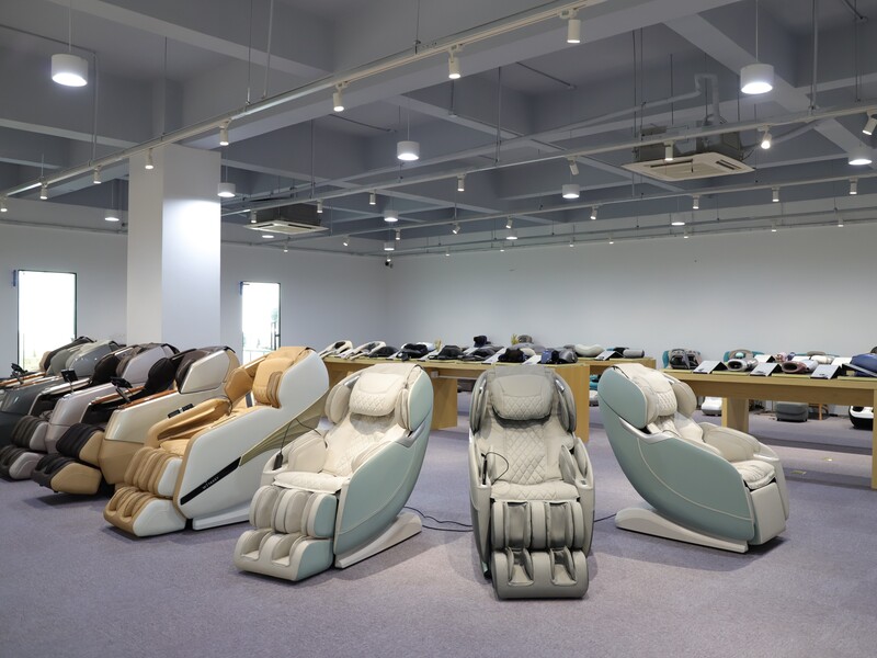 Massagesessel-Modelle im Showroom für den Vergleich durch B2B-Käufer